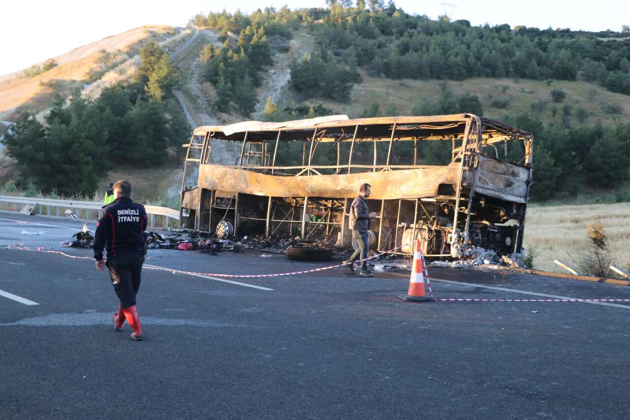 Yolcu otobüsü alev aldı! Biri bebek 8 kişi öldü, 33 yaralı var 4